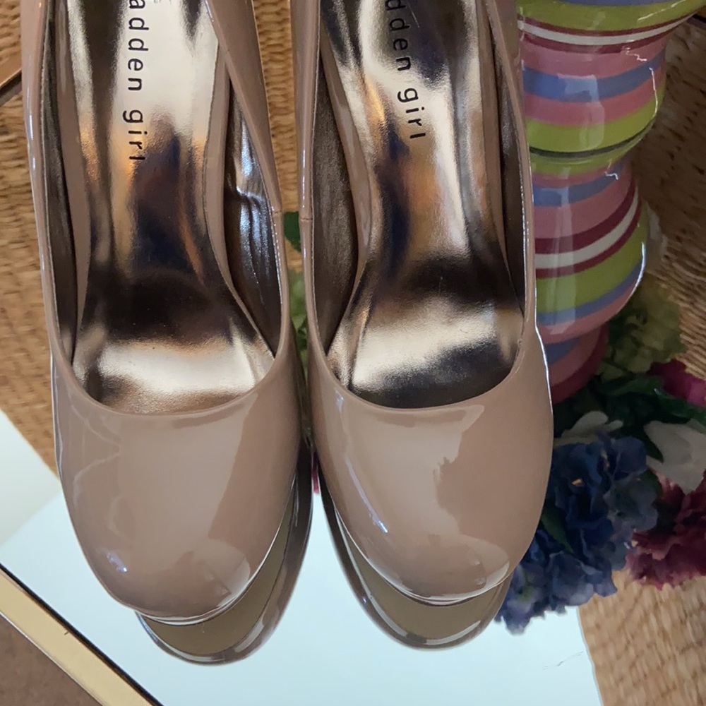 NWOT Madden Girl Nude Patent Round Toe Stiletto Platform Heels Size 8